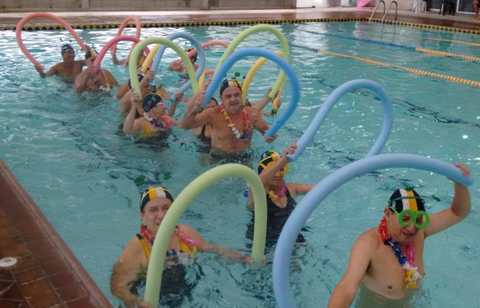 Aulas em piscinas cobertas e aquecidas, semiolímpicas e de recreação, contando com estrutura de vestiários, equipamentos, professores e salva-vidas.